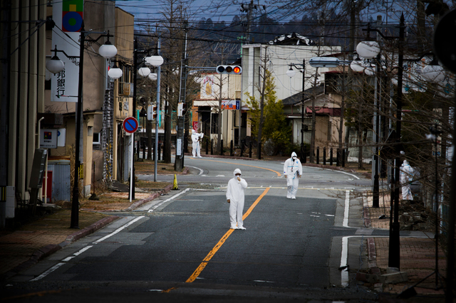 2016년 3월11일 원전사고5년 후의 3월 11일. 후쿠시마 원전에서 가장 가까운 후타바 중심부에는 방사선을 막을 수 없는 ‘방호복’을 입은 TV 취재진과 안내를 맡은 피난민 밖에 없었다. ⓒ도요다 나오미