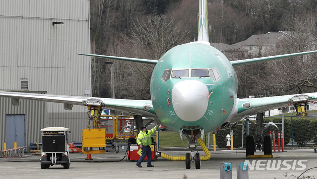 【렌턴(미국)=AP/뉴시스】지난 3월11일(현지시간) 미 워싱턴주 렌턴 소재 보잉사 조립공장에서 한 근무자가 보잉 737 MAX 8 항공기를 살피고 있다. 2019.10.24