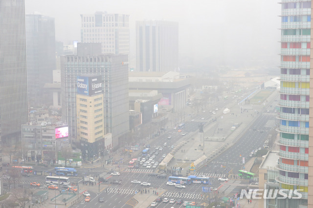 【서울=뉴시스】배훈식 기자 = 서울과 경기 남부, 강원 영서, 충북 등 전국 곳곳의 미세먼지 농도가 나쁨 수준을 보인 12일 오전 서울 중구 한국프레스센터에서 바라본 도심이 뿌옇게 흐려져 있다. 2019.03.12. dahora83@newsis.com