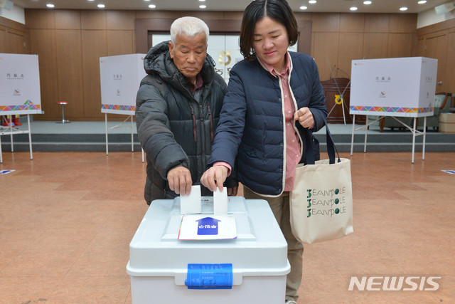 【울산=뉴시스】배병수 기자 = 제2회 전국동시조합장 선거 날인 13일 오전 울산시 남구 중앙농협 3층 삼호동 투표소에서 조합원들이 투표를 하고 있다. 2019.03.13. bbs@newsis.com.