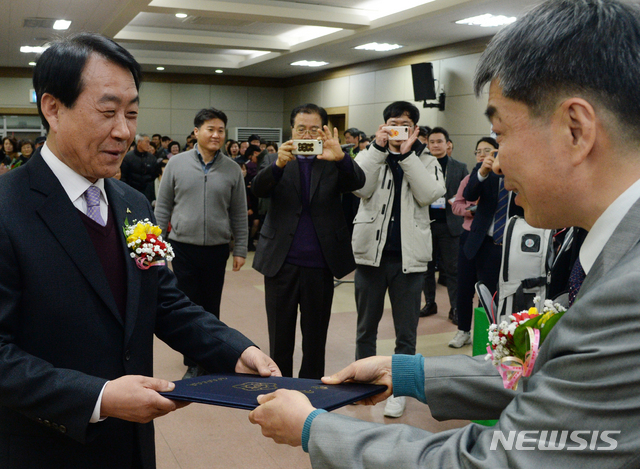 【전주=뉴시스】 김얼 기자= 제2회 전국동시조합장 선거 날인 13일 전북 전주시 전주농협 4층 회의실 개표소에서 완주군 산림조합 임필환 당선인이 당선증을 전달받고 있다. 2019.03.13. pmkeul@newsis.com