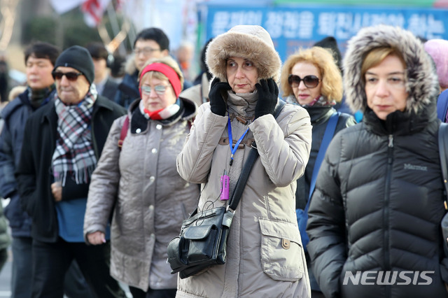 【서울=뉴시스】박미소 수습기자 = 꽃샘추위가 찾아온 지난 14일 오전 서울 종로구 광화문 네거리에서 외국인 관광객들이 패딩 옷을 입고 발걸음을 옮기고 있다. 2019.03.14. misocamera@newsis.com