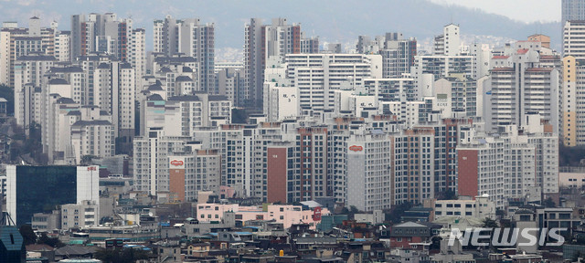 【서울=뉴시스】추상철 기자 = 국토교통부의 전국 아파트 공동주택 공시 예정가 발표를 앞두고 올해 상승률이 10%를 웃돌 것이라는 전망이 나타났다. 14일 오후 서울 중구 한 빌딩에서 바라본 도심속에 아파트가 보이고 있다. 2019.03.14. scchoo@newsis.com