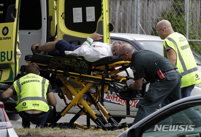 【크라이스트처치=AP/뉴시스】 15일 뉴질랜드 크라이스트처치에서 한 남성이 들것에 실려 구급차로 이송되고 있다. 이날 뉴질랜드에서는 알 누르 이슬람 사원 등 3곳에서 연쇄 총기 난사 사건이 발생해 최소 9명이 숨지고 수십명이 다쳤다. 2019.03.15