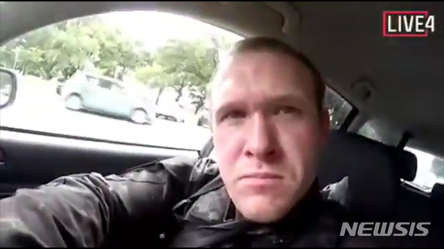 【AP/뉴시스】 뉴질랜드 크라이스트처치 소재 이슬람 사원에서 15일 총기난사 테러를 일으킨 용의자 브렌턴 태런트가 범행을 하러 가며 촬영한 자신의 모습. 범인은 총기난사 순간을 페이스북으로 생중계하기도 했다. 2019.03.15
