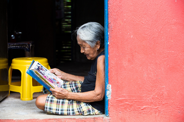 가족앨범을 보며 웃고있는 링가하르 할머니, 타끌로반 바시아오 마을 ⓒ공감아이