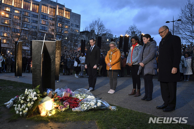 【런던=AP/뉴시스】뉴질랜드 크라이스트처치 모스크 총기난사 테러 희생자들을 추모하는 사람들이 15일(현지시간) 영국 런던 하이드파크코너에 마련된 뉴질랜드 전쟁기념관 앞에서 기도하고 있다. 2019.03.16.