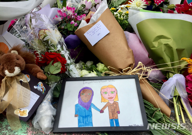 【웰링턴=AP/뉴시스】16일(현지시간) 뉴질랜드 수도 웰링턴의 이슬람 센터에 크라이스트처치 모스크 총기난사 희생자들을 추모하는 꽃과 물품들이 놓여 있다. 2019.03.16.