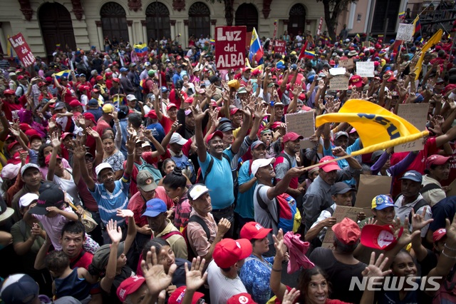 【카라카스( 베네수엘라)= AP/뉴시스】 니콜라스 마두로를 지지하는 군중이 16일 수도 카라카스에서 대규모 집회와 행진을 벌이면서 차베스 전 대통령을 기념해서 빨간모자와 옷을 착용하고 나왔다.   