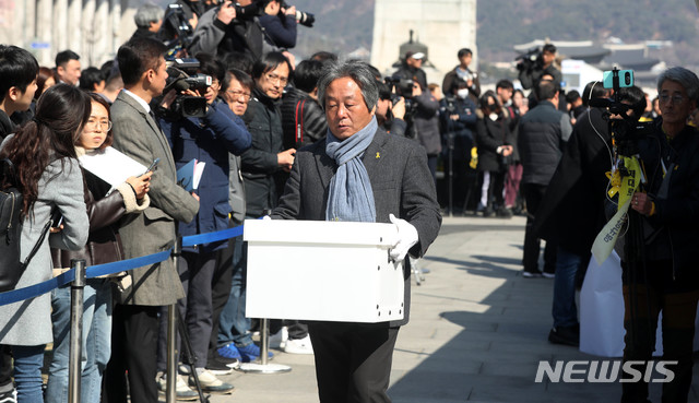 【서울=뉴시스】추상철 기자 = 광화문광장 세월호 천막 철거를 하루 앞두고 4.16 세월호 참사 희생자 304명의 영정을 옮기는 이안식이 진행된 17일 오전 서울 종로구 광화문광장에서 4.16 세월호 참사 가족협의회 관계자가 영정이 담긴 박스를 옮기고 있다. 2019.03.17. scchoo@newsis.com