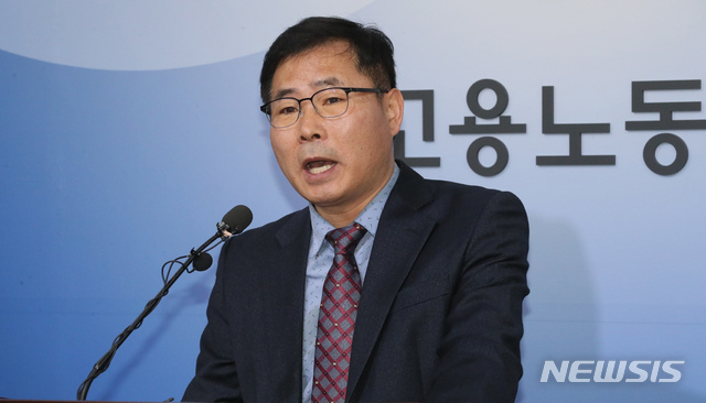 【세종=뉴시스】강종민 기자 = 이상복 고용노동부 청년고용기획과장이 18일 오전 정부세종청사에서 취업 준비중인 청년의 어려움을 덜어주기 위해 '청년구직활동지원금'을 시행하고 오는 25일부터 첫 신청을 받는다고 밝히고 있다. 2019.03.18. ppkjm@newsis.com