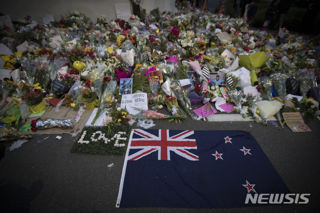 【크라이스트처치( 뉴질랜드) = AP/뉴시스】 총격테러로 50명이 사망한 뉴질랜드의 사원 앞에 18일(현지시간) 희생자들의 지인과 조문객들이 가져다 놓은 꽃다발이 쌓여있다.  