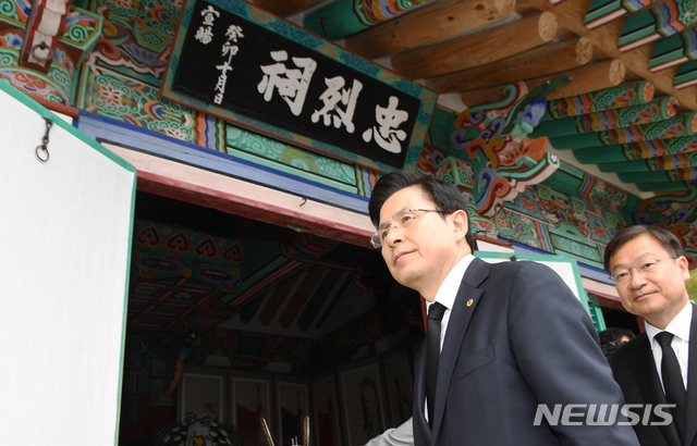 【통영=뉴시스】차용현 기자 = 18일 오후 자유한국당 황교안 대표가 경남 통영시 여황로에 위치한 충렬사를 찾아 참배하고 있다. 2019.03.18.  con@newsis.com