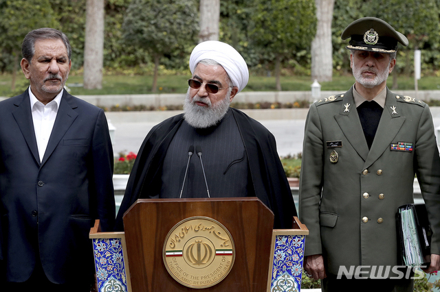 【테헤란(이란)=AP/뉴시스】 하산 로하니 이란 대통령(가운데)이 18일(현지시간) 미국의 대(對) 이란 제재는 반인도주의적 범죄라고 규정하며 대이란 제재에 관련된 미국 정부 관리들을 국제사법재판소에 제소할 것이라고 밝혔다. 2019.03.18 