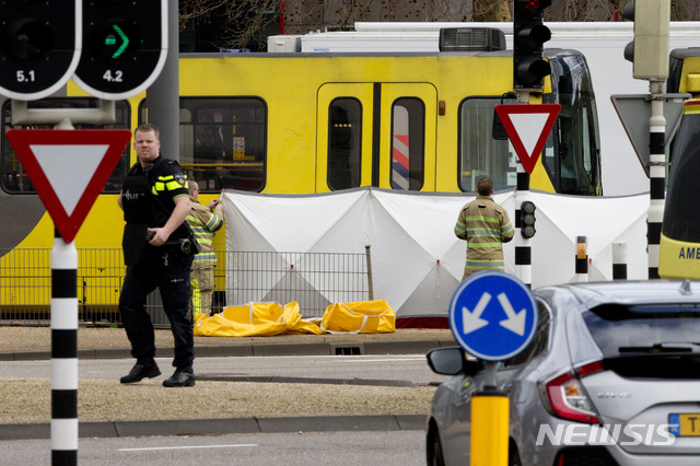 【위트레흐트(네덜란드)=AP/뉴시스】18일(현지시간) 네덜란드 중부 위트레흐트 시내 트램 안에서 총격 사건이 발생해 현지 구조대가 희생자 시신을 가리는 작업을 하고 있다.  현지 경찰은 이 총격으로 1명이 숨지고 여러 명이 다쳤으며 범인은 현장에서 도주해 추적 중이라고 밝혔다. 2019.03.18.