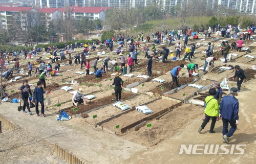 【서울=뉴시스】서울 도봉구 2018 초안산 근린공원나눔텃밭 개장식 모습. 2019.03.19. (사진=도봉구 제공)