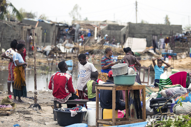 【베이라(모잠비크)=AP/뉴시스】지난 15일(현지시간) 사이클론 피해 지역인 모잠비크 동부 베이라에서 주민들이 가재도구를 회수하고 있다. 