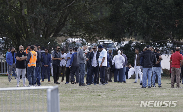 【크라이스트처치=AP/뉴시스】 지난 20일 뉴질랜드 크라이스트처치의 이슬람사원 총기 테러 참사로 목숨을 잃은 희생자들의 첫 장례식이 거행됐다. 2019.03.20.