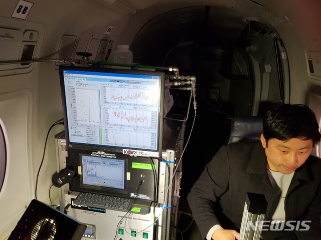 【충남=뉴시스】 변해정 기자= 미세먼지 관측 중형항공기(모델명 Beechcraft 1900D)에 탑승한 국립환경과학원 연구원이 22일 2차생성 미세먼지의 주요 성분과 전구물질을 조사하기 위해 항공관측을 하고 있다. 2019.03.22.