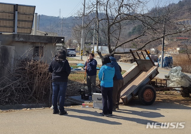 【세종=뉴시스】토양개량복원 사업지의 대기를 모니텅링하는 장면.(사진=한국광해관리공단 제공)