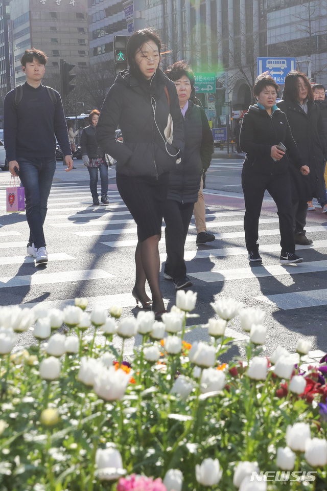 【서울=뉴시스】이윤청 수습기자 = 꽃샘추위가 찾아오며 중부내륙과 전북 지역에 한파주의보가 내려진 22일 오전 서울 종로구 광화문광장 인근에서 시민들이 출근길 발걸음을 재촉하고 있다. 2019.03.22. radiohead@newsis.com