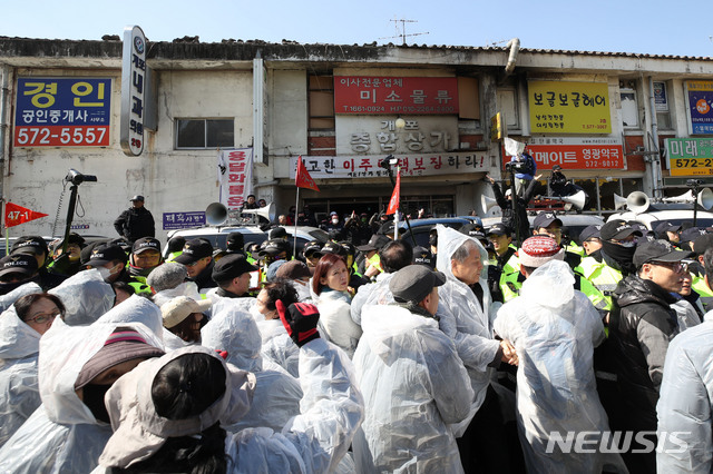 【서울=뉴시스】박미소 수습기자 = 서울 강남구 개포주공1단지 2차 강제집행이 진행된 22일 오후 재건축 조합원들이 종합상가로 진입을 시도하고 있다. 2019.03.22. misocamera@newsis.com