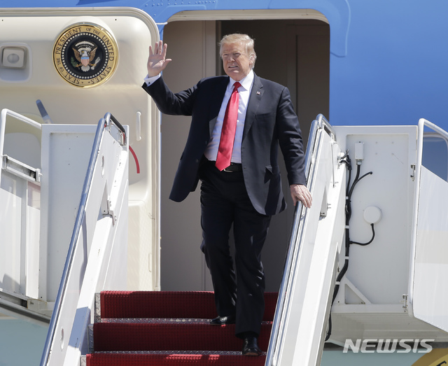 【플로리다=AP/뉴시스】 22일(현지시간) 도널드 트럼프 미국 대통령이 플로리다주 마러라고 리조트로 가는 대통령 전용기에서 내리며 손을 흔들고 있다. 2019.03.23.