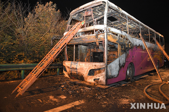 【창사=신화/뉴시스】 중국 후난성에서 22일 고속도로를 달리던 관광버스에서 화재가 일어나 26명이 숨지고 28명이 다치는 참사가 발생했다. 2019.03.23 