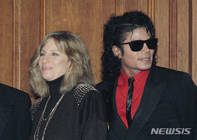 【로스앤젤레스=AP/뉴시스】 바브라 스트라이샌드와 마이클 잭슨, 1986년 12월14일