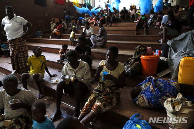 【베이라(모잠비크) = AP/뉴시스】 모잠비크의 사이클론 피해지역에서 홍수로 집을 잃은 주민들이 베이라 시내 사모라 마첼 중학교에 마련된 임시대피소에서 3월 24일(현지시간) 급식을 먹고 있다.  