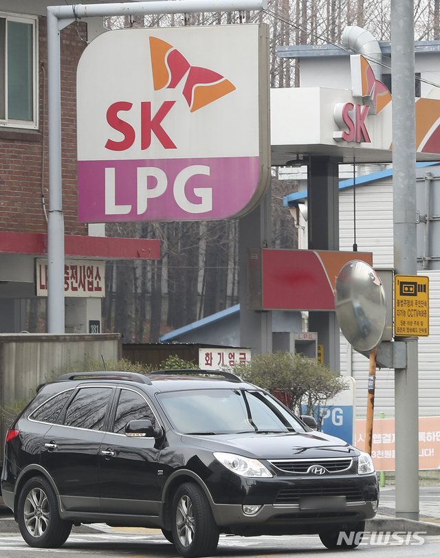 【서울=뉴시스】최진석 기자 = 일반인의 액화석유가스(LPG)차량 구매 가능일을 하루 앞둔 25일 오후 서울 한 충전소에서 차량이 나오고 있다. 26일부터 일반인도 액화석유가스(LPG)차량을 구매할 수 있게 된다. 휘발유차량이나 경유차량을 LPG차량으로 개조하는 일도 가능해진다. 산업통상자원부는 이날 "수송용 LPG 연료 사용 제한을 폐지하는 '액화석유가스의 안전관리 및 사업법 일부개정법률이 26일 공포, 시행된다"며 이렇게 밝혔다. 이에 따라 일반인도 LPG차량을 자유롭게 매매할 수 있게 된다. 새 LPG차량은 물론 중고차 구매도 가능하다. 기존에 보유한 휘발유·경유차량을 LPG차량으로 개조해도 된다. 2019.03.25.  myjs@newsis.com