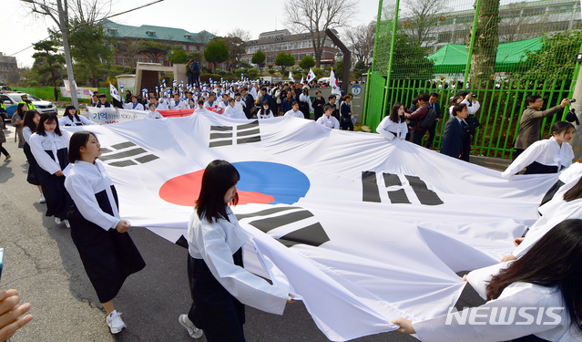 【광주=뉴시스】류형근 기자 = 3·1만세운동과 대한민국입시정부 수립 100주년을 기념하는 '독립의 횃불 전국 릴레이 광주행사'가 진행되는 가운데, 지난달 25일 오후 광주 남구 수피아자고등학교 운동장에서 펼쳐진 가운데 학생들이 대형 태극기를 앞세우고 100년전 만세운동을 재현하고 있다. 2019.03.25. hgryu77@newsis.com