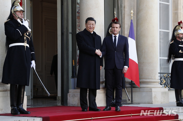 【파리=AP/뉴시스】에마뉘엘 마크롱 프랑스 대통령이 25일(현지시간) 엘리제궁 입구에서 시진핑 국가주석과 악수하고 있다. 시 주석은 이날 파리에 도착해 공식 방문일 정에 돌입했다. 2019.03.26 