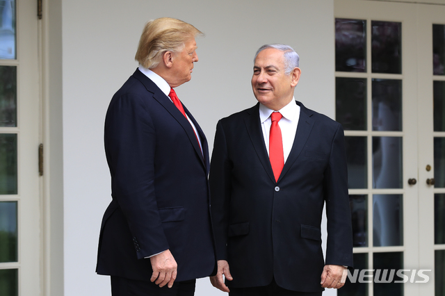 【워싱턴=AP/뉴시스】도널드 트럼프 미국 대통령(왼쪽)과 베냐민 네타냐후 이스라엘 총리가 지난 25일 백악관에서 대화를 나누고 있다. 2019.03.27.