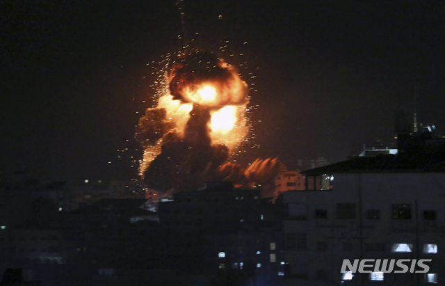 【가자시티=AP/뉴시스】이스라엘군이 2일 가자지구 북부 하마스 전투기지 수 곳을 상대로 공습을 가했다. 사진은 지난 3월25일 이스라엘의 가자지구 공습 장면. 2019.05.02.