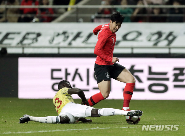 South Korea&#039;s Son Heung-min is challenged by Colombia&#039;s Davinson Sanchez during the friendly soccer match between South Korea and Colombia at Seoul World Cup Stadium in Seoul, South Korea, Tuesday, March 26, 2019. (AP Photo/Lee Jin-man)