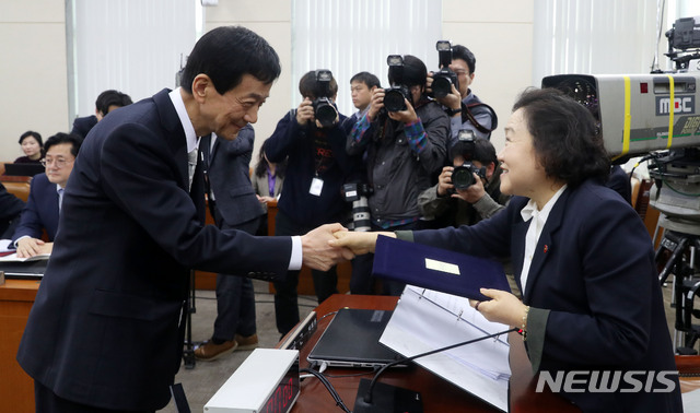 【서울=뉴시스】홍효식 기자 = 진영 행정안전부 장관 후보자가 27일 오전 서울 여의도 국회 행정안전위원회 회의실에서 열린 인사청문회에서 인재근 위원장에게 선서문을 전달한 뒤 악수하고 있다. 2019.03.27. yesphoto@newsis.com