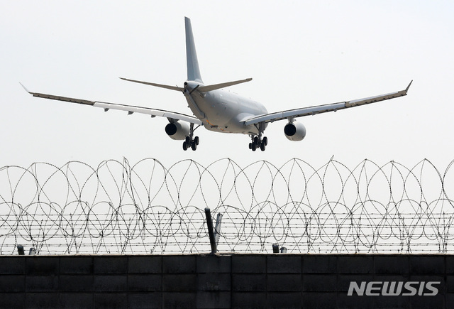 【부산=뉴시스】 하경민 기자 = 대한민국 공군의 두번째 KC-330 공중급유기인 '시그너스'(Cygnus) 2호기가 27일 부산 강서구 김해국제공항에서 활주로에 착륙하고 있다.KC-330 공중급유기는 폭 60.3m, 길이 58.8m, 최대속도 마하 0.86, 최대 순항고도 약 1만2600m이며, 최대항속거리는 약 1만5320km, 최대 연료 탑재량은 약 24만5000lbs이다. 이번 2호기는 약 1개월간 품질 검사와 정상 작동 여부에 대한 검사를 받은 뒤 실천 배치될 예정이다. 2019.03.27. yulnetphoto@newsis.com