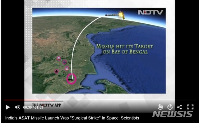 【서울=뉴시스】인도가 27일 미사일을 발사해 저궤도 위성을 격추하는 실험에 성공했다고 발표했다. 이미지는 미사일이 웨성을 격추하는 모습을 이미지로 표현한 것.(출처:인도 NDTV 영상 캡쳐) 2019.03.28. 