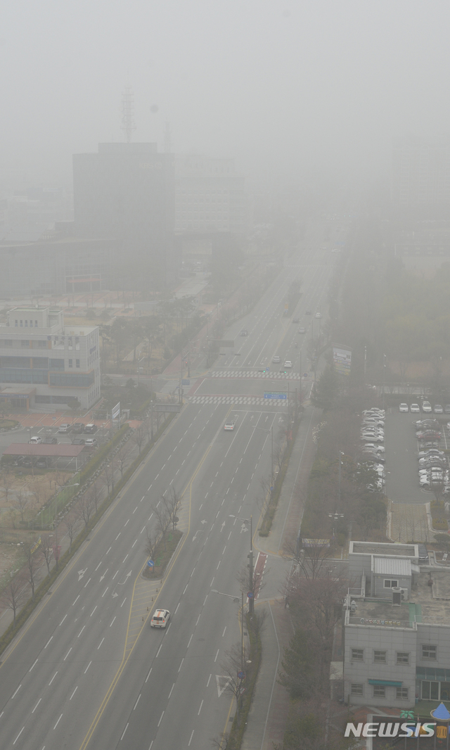 【전주=뉴시스】 김얼 기자= 전북 전주시의 미세먼지농도가 138㎍/㎥로 나쁨 수준과 초미세먼지가 91㎍/㎥로 매우 나쁨 수준을 나타내며 최악의 날씨를 보인 28일 전주시 완산구 홍산로가 미세먼지로 가득 차 있다. 2019.03.28. pmkeul@newsis.com