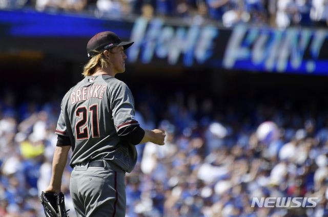 Arizona Diamondbacks starting pitcher Zack Greinke walks back to the mound after giving up a home run to Los Angeles Dodgers&#039; Austin Barnes during the fourth inning of a baseball game Thursday, March 28, 2019, in Los Angeles. (AP Photo/Mark J. Terrill)