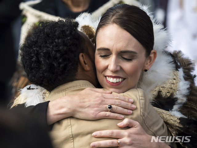 【크라이스트처치(뉴질랜드)=AP/뉴시스】저신다 아던 뉴질랜드 총리가 29일 크라이스트처치에서 열린 총기난사 테러 희생자 추모식에서 사랑하는 사람을 잃은 한 희생자 가족을 포옹하고 있다. 2019.3.29