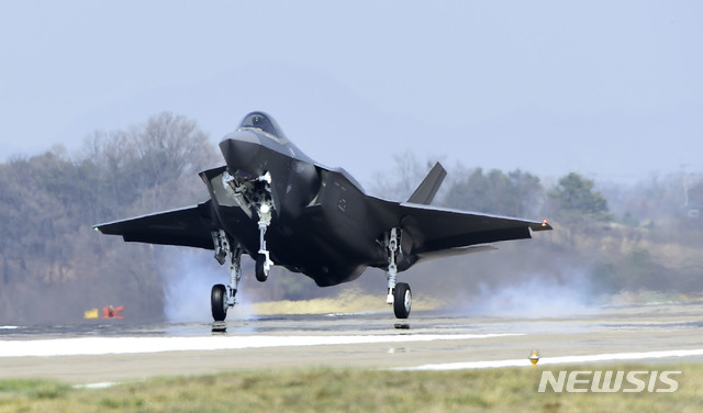 【서울=뉴시스】김진아 기자 = 대한민국 공군 최초의 스텔스전투기 F-35A가 29일 오후 공군 청주기지에 착륙하고 있다. 2019.03.29. (사진=방위사업청 제공) photo@newsis.com