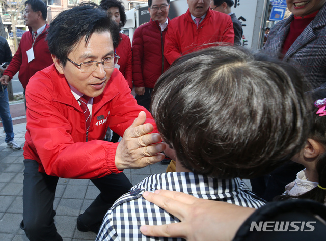 【서울=뉴시스】고승민 기자 = 자유한국당 황교안 대표가 31일 경남 남창원농협을 방문, 시민들과 인사를 하고 있다. 2019.03.31. (사진=자유한국당 제공)photo@newsis.com