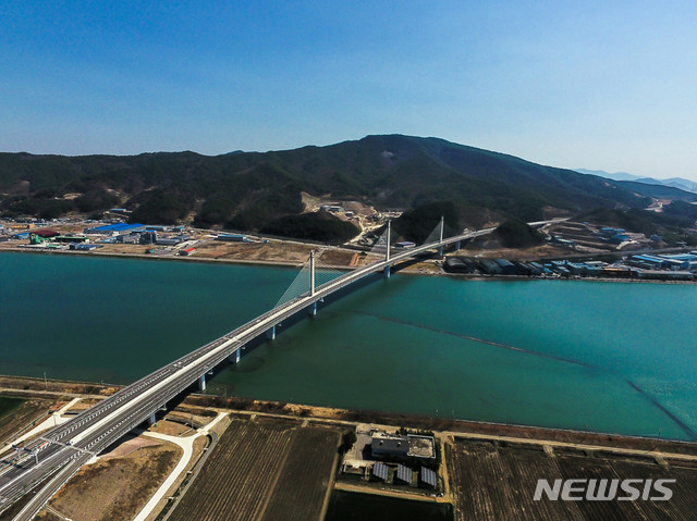 대림산업 875m 세풍대교 완공…국내 첫 '곡선 사장교'  