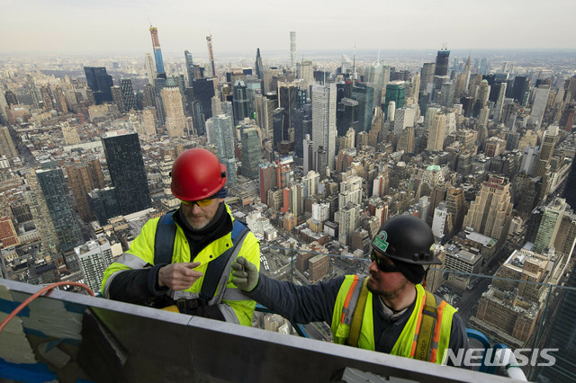 【뉴욕=AP/뉴시스】지난 3월8일 뉴욕의 한 사무용 건물 건설 현장에서 노동자들이 외부 조망 데크 건설 작업을 하고 있다. 2019.04.01