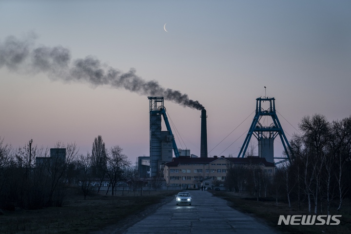 [페르쇼트라벤스크(우크라이나)=AP/뉴시스]우크라이나 중부 드니프로페트롭스크주의 페르쇼트라벤스크에 위치한 스테포바 석탄 광산과 공장 모습이다. 2019.04.01. *재판매 및 DB 금지