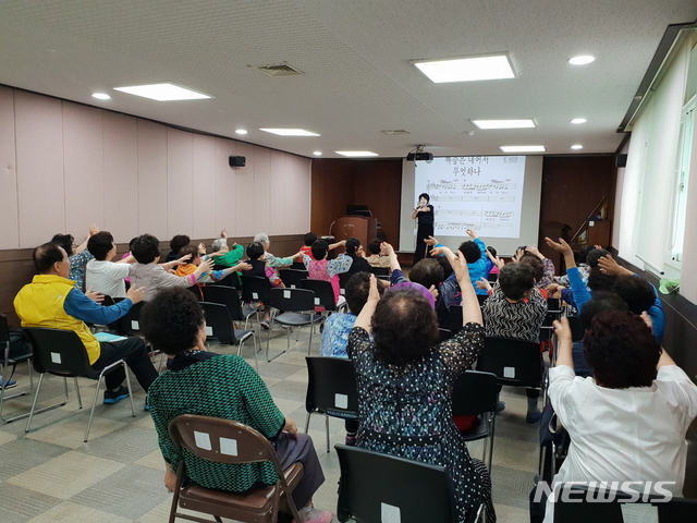 【서울=뉴시스】 강서구가 노인을 대상으로 노래교실을 열고 있다. 2019.04.02. (사진= 강서구 제공)