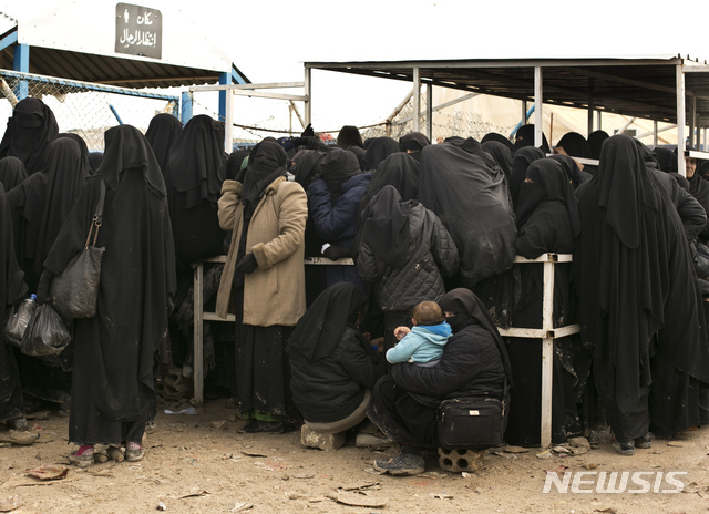 【하사케(시리아)=AP/뉴시스】 프랑스의 한 조부모가 시리아의 수용소에 발목이 묶인 손자와 손녀를 데려오기 위해 유럽인권재판소(ECHR)에 정부를 상대로 제소했다고 7일(현지시간) AFP가 보도했다. 사진은 3월31일 시리아 하사케 지역의 난민 캠프에서 아이들과 함께 구호물자를 기다리는 여성들. 2019.05.07.