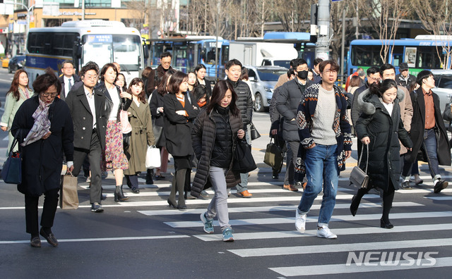 【서울=뉴시스】박미소 수습기자 = 꽃샘추위가 찾아온 2일 오전 서울 종로구 광화문 광장 네거리에서 시민들이 두꺼운 옷을 입고 횡단보도를 건너고 있다. 2019.04.02. misocamera@newsis.com